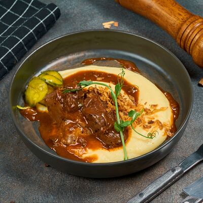 Томленые говяжьи щечки с пюре из копченого картофеля в From Халяль Пицца и Снеки по цене 950 ₽