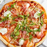 Пицца с пармским окороком и сыром страчателла в Eat eat pizza