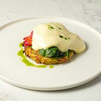 Яйцо Бенедикт на булочке бриошь с гравлаксом в Волгоречье