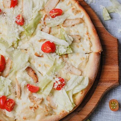 Пицца Цезарь 25см в Панда Бистро по цене 621 ₽