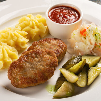 Домашние котлеты с гарниромв Дача по цене 620 ₽