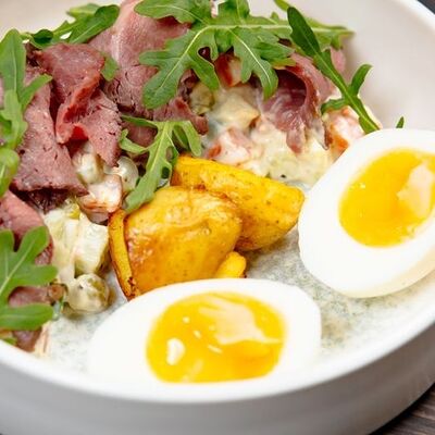 Салат Оливье с ростбифом в Хочу и буду по цене 385 ₽