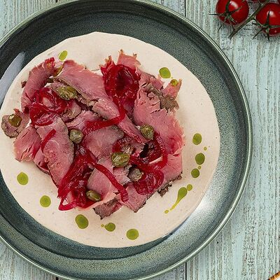 Ростбиф с соусом вителло тоннатов Кавказ по цене 775 ₽