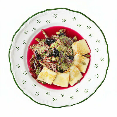 Салат из вяленой свёклы с сыром халуми в Каспийка по цене 710 ₽