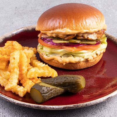 Бургер с копченым лососем и картофелем фри в Jager restopub по цене 650 ₽