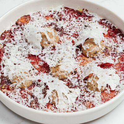 Карпаччо из говядины с пармезаном и соусом из чёрного чеснока в Hello Wine по цене 510 ₽