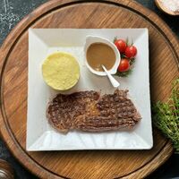 Стейк из мраморной говядины с гарниром в Анас