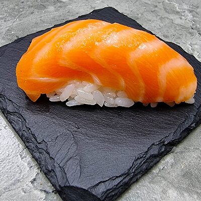 Суши с лососем в Full house по цене 137 ₽