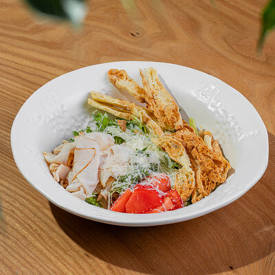 Салат Цезарь в Изикофе по цене 630 ₽