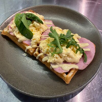 Вафля Скрэмбл с ветчинойв Moonlight Cafe по цене 790 ₽