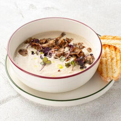 Суп-крем грибной с трюфельным маслом и грибными чипсами в Шоколадница по цене 550 ₽