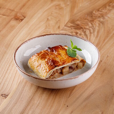 Штрудель с грушей и яблоком в ПуриПури по цене 390 ₽