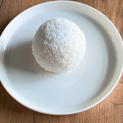 Муссовое пирожное кокос-маракуйя в АМ по цене 370 ₽