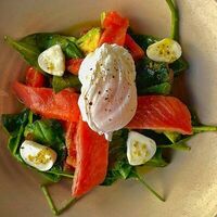 Яйцо пашот с лососем и моцареллой в Cafe LeoN