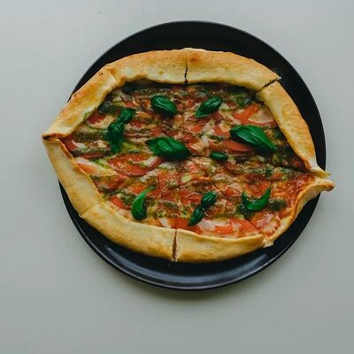 Лодочка с томатами и моцареллой в Semplice Secondfloor по цене 430 ₽