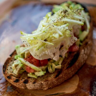 Брускетта с авокадо и яйцом пашот в #proсчастье по цене 350