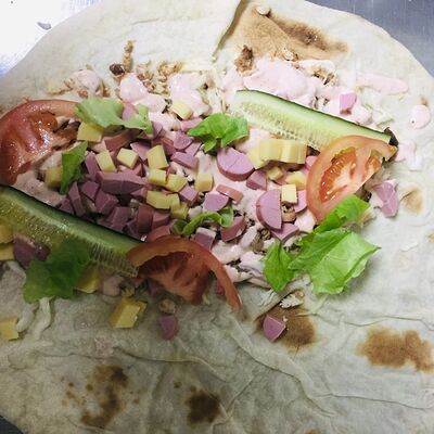 С сыром и колбасой куриная в Шаурма у Виджая по цене 600 ₽