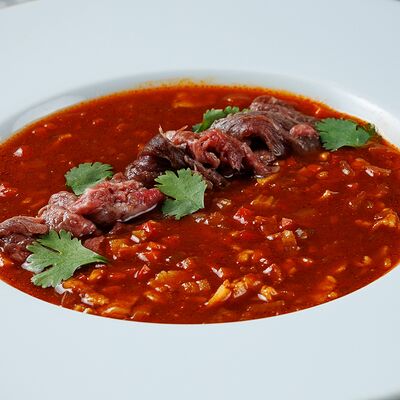 Суп-гуляш с ростбифом, подвяленным беконом, паприкой и сельдереем в Al dente по цене 680 ₽
