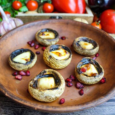 Грибные шапочки под сулугуни в Долма по цене 370 ₽