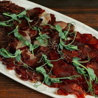 Ассорти местных деликатесов в Хочу и буду по цене 532 ₽