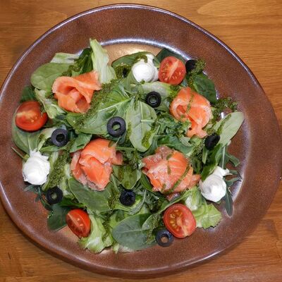 Салат со слабосолёным лососем в Леон по цене 690 ₽