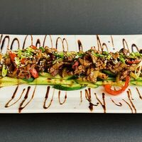 Салат из говяжьей вырезки с овощами в Трюфель