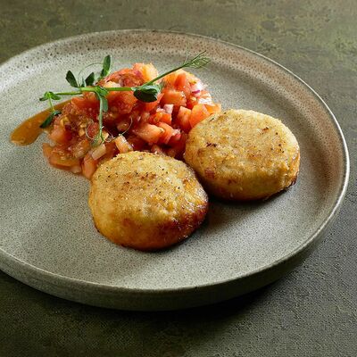 Котлеты из индейки с брокколи, черри и песто в Come Mode Cafe по цене 990 ₽