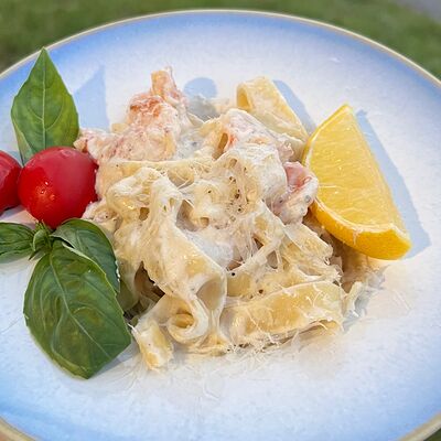 Феттуччине с креветками в сливочном соусев Cacio e Vino по цене 580 ₽