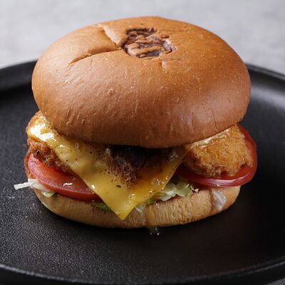 Бургер с креветками в панировке и соусом чили-манго в Сварня по цене 850 ₽