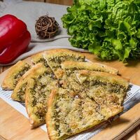 Фокачча с сыром пармезан и соусом песто в Патиссон markt