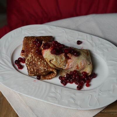 Блины в хрустящей корочке с уткой и мочёной брусникой в Самовар да утки по цене 560 ₽