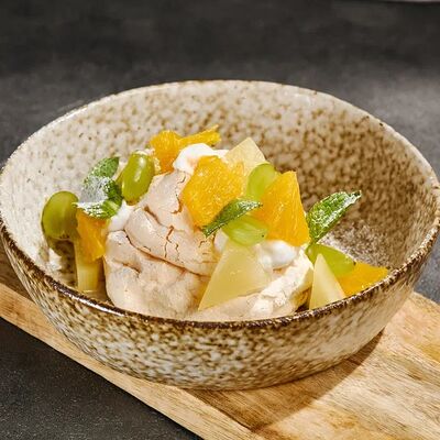 Павлова от шефа с кокосовым кремом и фруктами в Гастробар DOM по цене 360