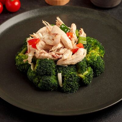 Жареная брокколи с курицей в Корё по цене 750 ₽