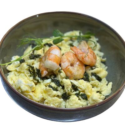 Скрэмбл с креветками и соусом песто в Friendly по цене 305 ₽