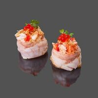 Абури Сибас с крабом и икрой в RED DRAGON SUSHI