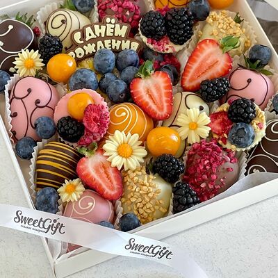 Фрукты в шоколаде Сладкий День Рождения в SweetGift клубника в шоколаде по цене 5300 ₽