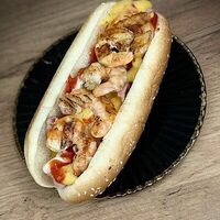 Хот-дог с креветками и беконом в Hancoffe