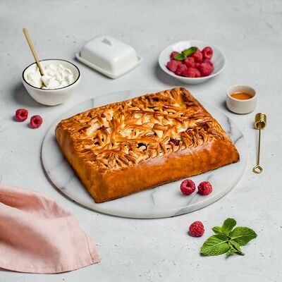 Пирог с малиной и творожно-сливочным сыром в Штолле по цене 2772 ₽