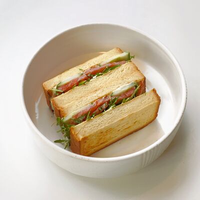 Сэндвич с лососем и огурцомв Gagarin Coffee & Kitchen по цене 530 ₽