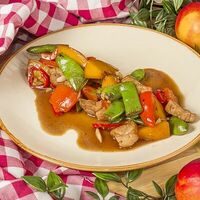 Wok из свинины с персиками в Луиджи & Тосё