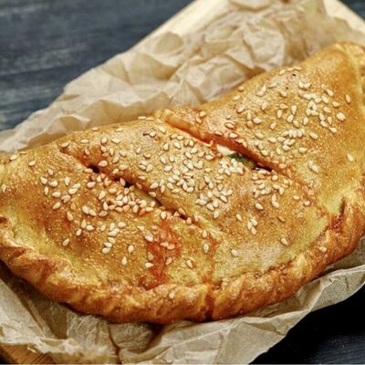 Кальцоне с ветчиной в Суши пицца бургер по цене 541 ₽