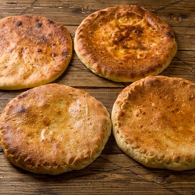 Набор на компанию пироги с курицей, два вида мяса, с сыром и картошкой, хачапури по-имеритинскив Пирог Пицца Бро по цене 4057 ₽