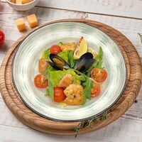 Салат тёплый с морепродуктами в Солянка