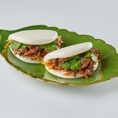 Бао с говядиной и черно-перечным соусом в Ramen+Noodles по цене 690 ₽