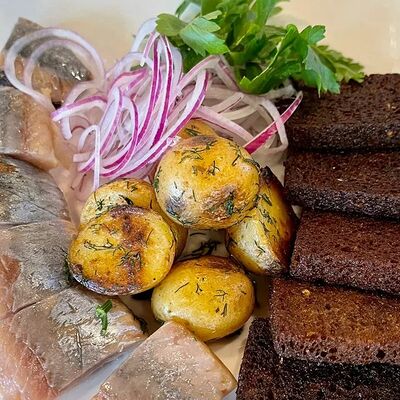 Залом с бородинскими гренками и обжаренным бейби картофелем в Шале березка по цене 1650 ₽