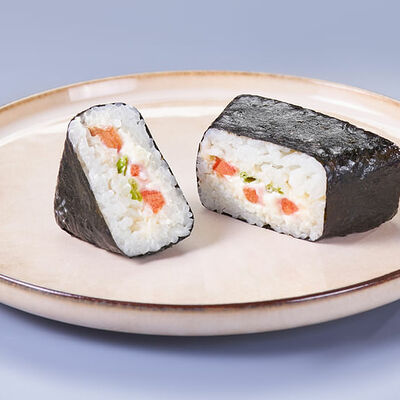Онигири с беконом и томатом в Галерея Суши по цене 119 ₽