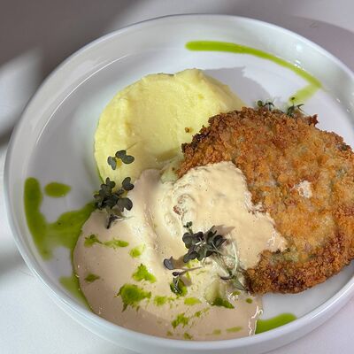 Котлета из тунца и брокколи с картофельным пюре и устричным соусом в Гастробар DOM по цене 390 ₽