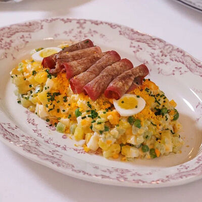 Оливье с говяжим языкомв Niki по цене 1050 ₽