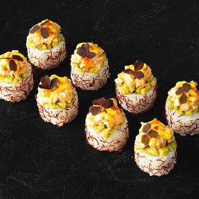 Ролл с тар-таром из креветки и гуакамоле в Yami Yami по цене 885 ₽