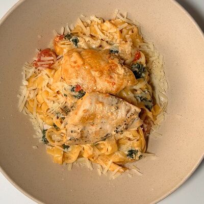 Сливочное феттучини с филе цыпленка в Cafe LeoN по цене 689 ₽